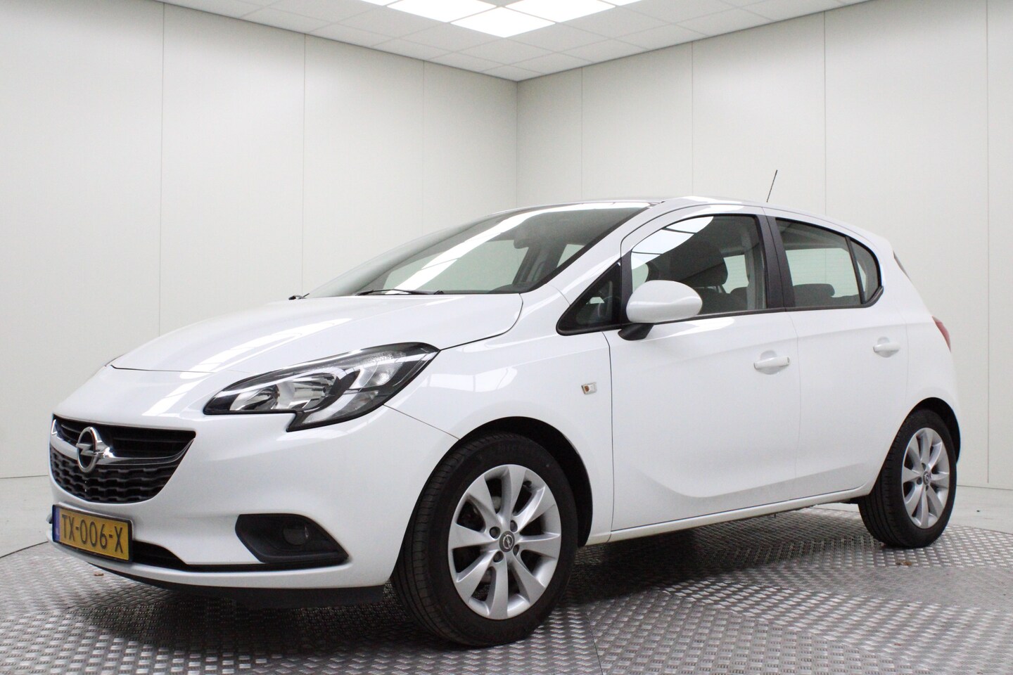 Opel Corsa - 1.4 Favourite | airco | navigatie | pdc achter | carplay | cruise control | bluetooth tele - AutoWereld.nl