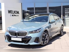 BMW 5-serie - 550e xDrive M Sport Automaat / Panoramadak / Achteruitrijcamera / Adaptief onderstel profe