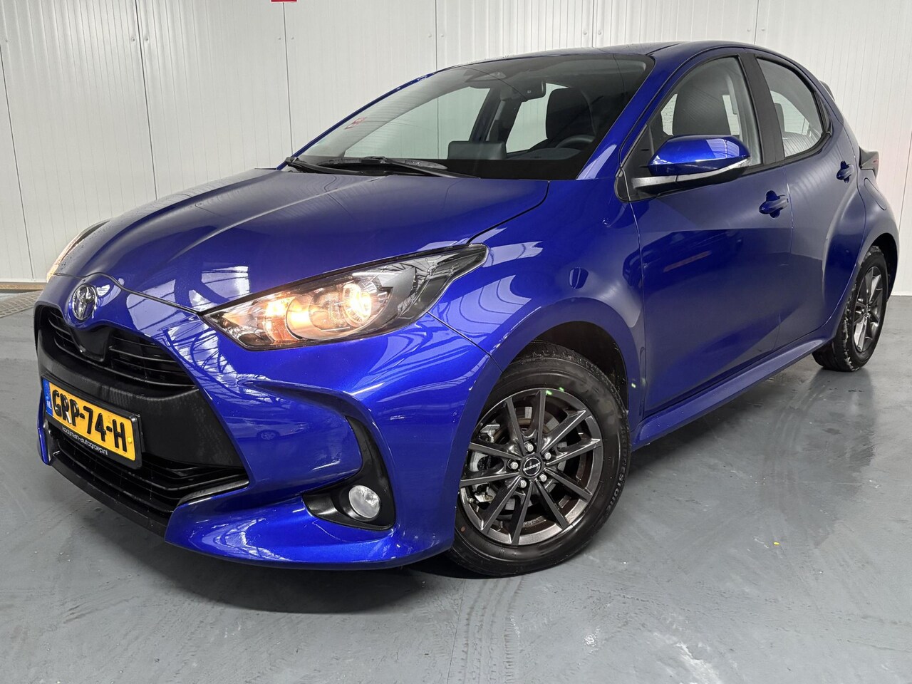 Toyota Yaris - 1.5 Hybrid 115 Active NIEUW MODEL, Draadloze carplay, LM velgen, 1e eigenaar NL Auto slech - AutoWereld.nl