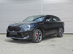 BMW X2 - sDrive20i M Sport Automaat / Panoramadak / Trekhaak / Sportstoelen / Achteruitrijcamera /