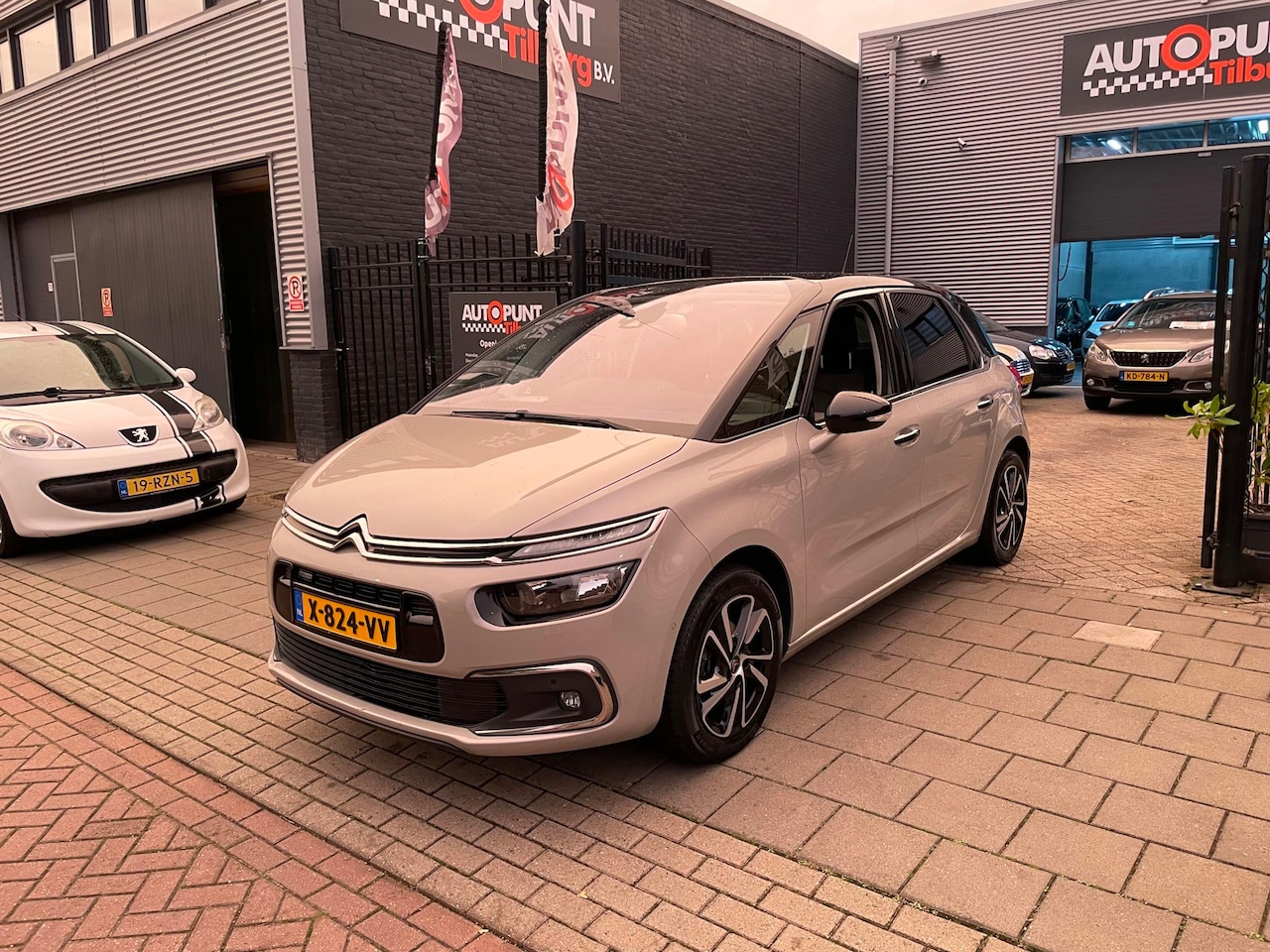 Citroën C4 Picasso - 1.2 PureTech Shine Trekhaak Airco NAP APK - AutoWereld.nl