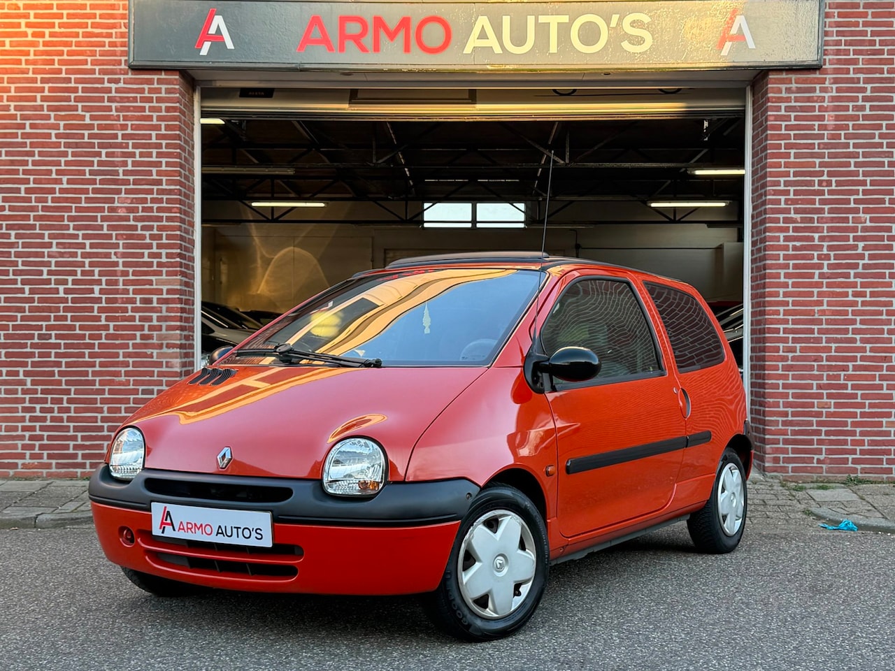 Renault Twingo - 1.2 Comfort | Pano | Rijklaar - AutoWereld.nl