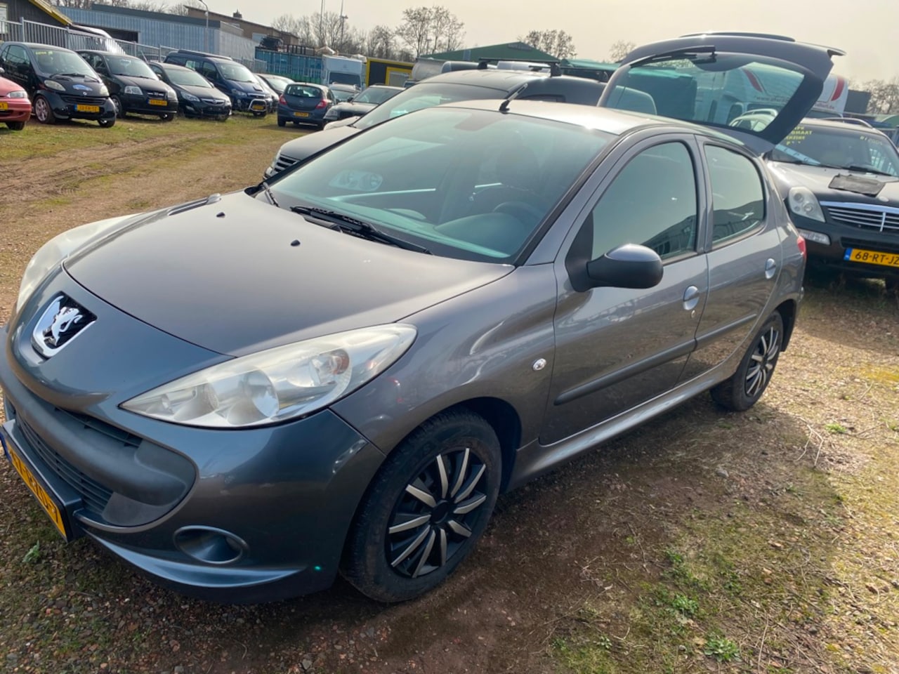 Peugeot 206 - 1.1 XR bjr 2010 koppelingset is nieuw , airco nieuwe apk ,5 deurs 147.228 km onderh boekje - AutoWereld.nl