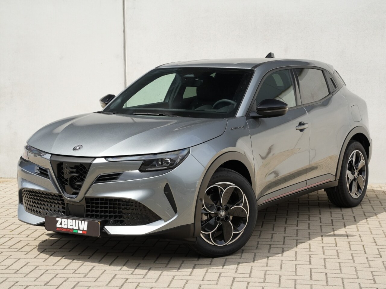 Alfa Romeo Junior - Elettrica Speciale 54 kWh | Techno Pack | Navi | Camera | 18" - AutoWereld.nl