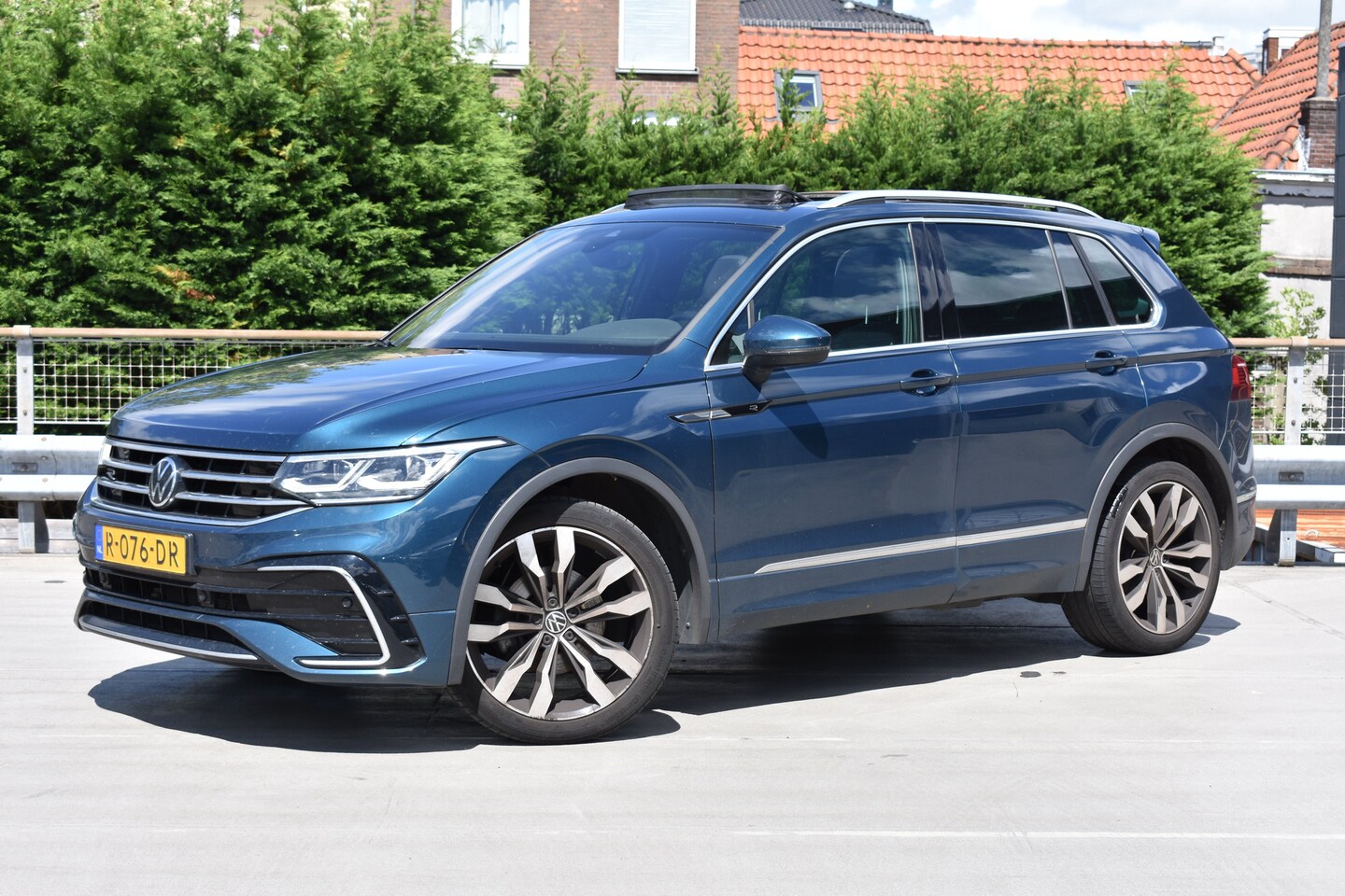 Volkswagen Tiguan - 1.5 TSI 150PK R-Line Business+ DSG-7 | PANORAMA DAK | APP. CONNECT | CAMERA | NAVIGATIE | - AutoWereld.nl