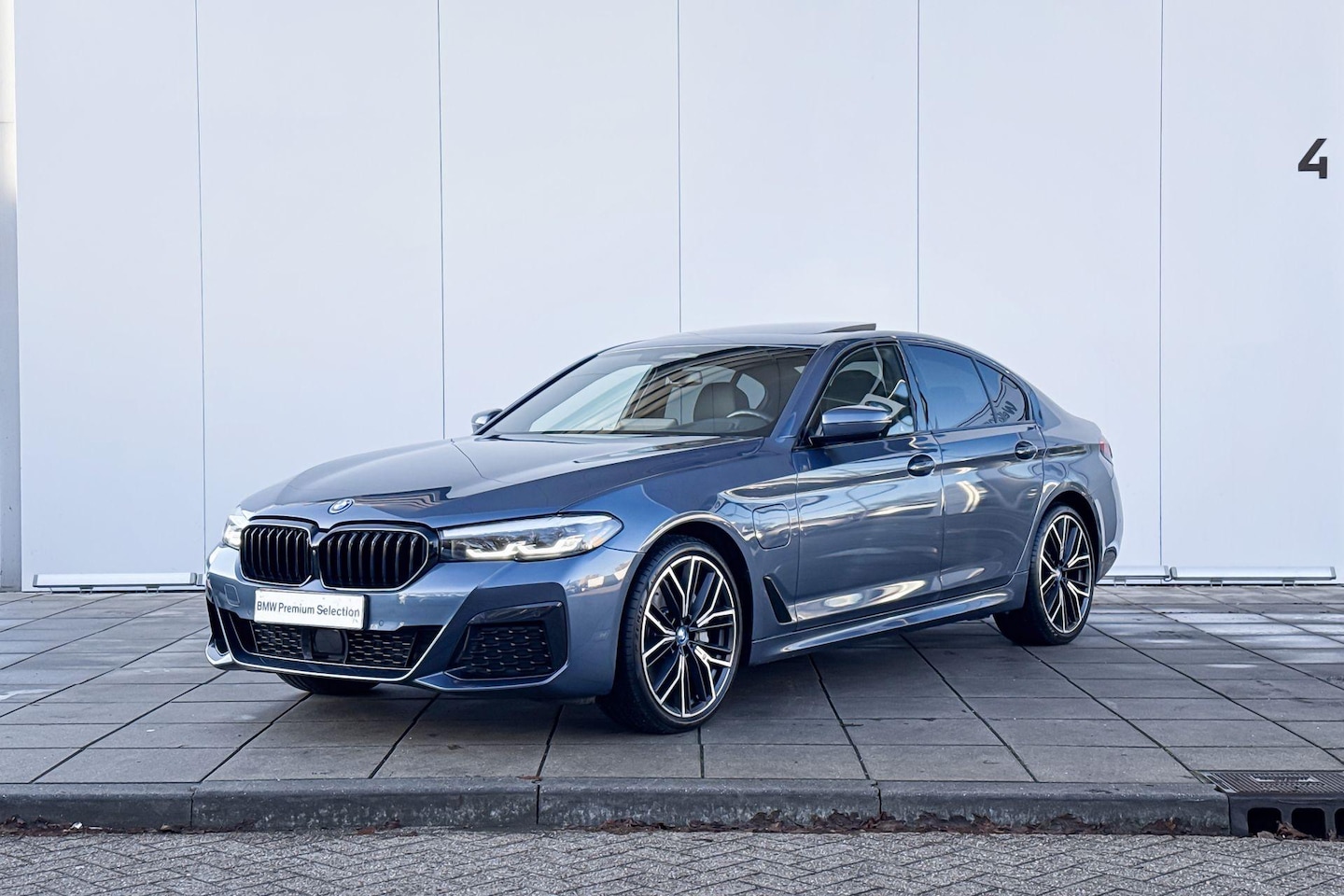 BMW 5-serie - Sedan 545e xDrive High Executive / Glazen Schuifdak / Harman Kardon / Head-Up / Co-Pilot / - AutoWereld.nl