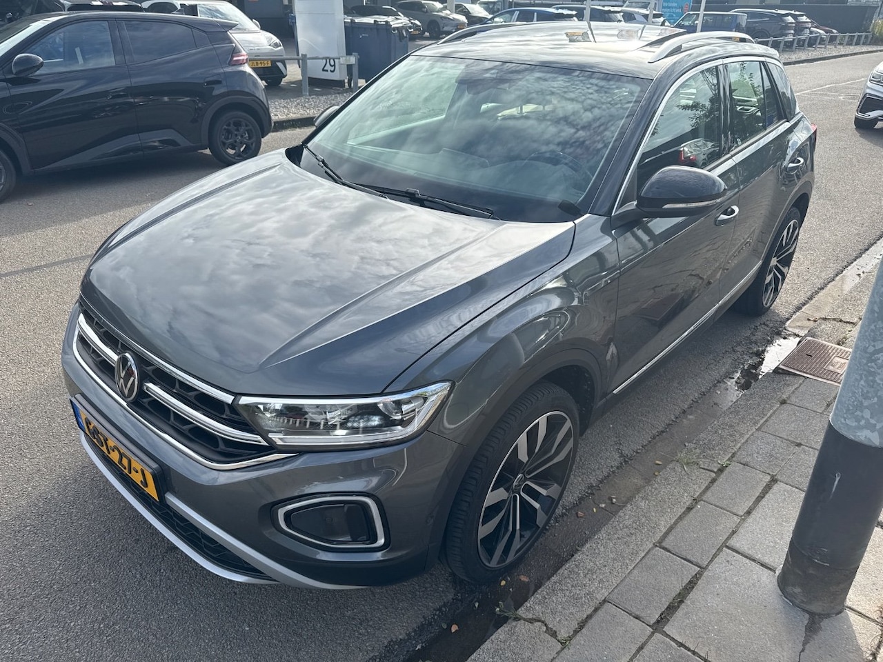 Volkswagen T-Roc - 1.5 TSI 150 pk R-Line 7-DSG | Trekhaal Panoramadak | Beats Audio | Climatronic | Stoel ver - AutoWereld.nl