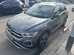 Volkswagen T-Roc - 1.5 TSI 150 pk R-Line 7-DSG | Trekhaal Panoramadak | Beats Audio | Climatronic | Stoel ver