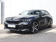 BMW 5-serie - 530e M Sport Automaat / Panoramadak / Trekhaak / Stoelventilatie / Bowers & Wilkins / Stuu