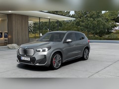 BMW iX1 - eDrive20 M Sport / Panoramadak / Trekhaak / Sportstoelen / Comfort Access / Head-Up / Park