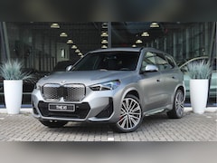 BMW iX1 - eDrive20 M Sport / Panoramadak / Sportstoelen / M Adaptief onderstel / Achteruitrijcamera