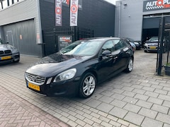 Volvo V60 - 1.6 T3 Kinetic 3e Eig Trekhaak Airco Navi PDC NAP APK