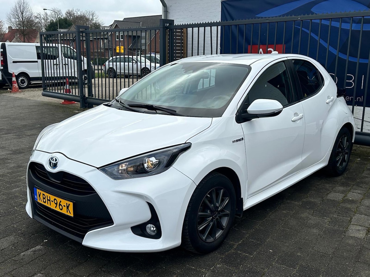 Toyota Yaris - 1.5 Hybrid 115 Comfort / NAVIGATIE / CAMERA / STOELVERWARMING / LANE ASSIST - AutoWereld.nl