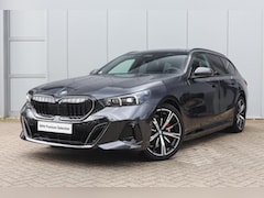 BMW 5-serie Touring - 530e M Sport Automaat / Trekhaak / Panoramadak / Comfort Access / Bowers & Wilkins / Adapt