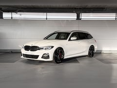 BMW 3-serie Touring - 318i M-Sport M-Sport / 19inch / Getinte ramen / Hifi Audio systeem / Stoelverwarming