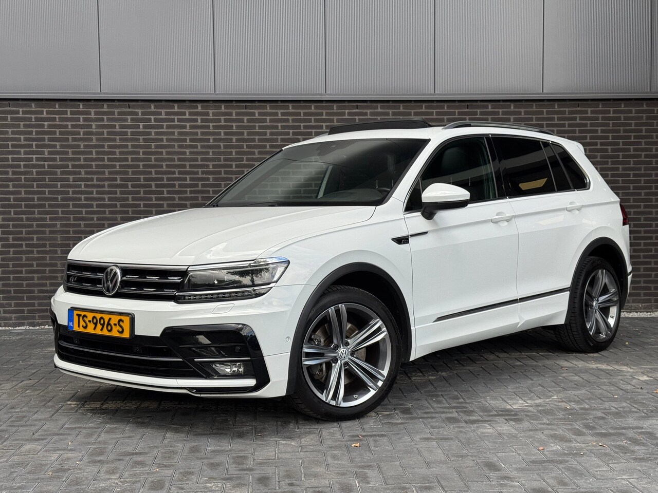 Volkswagen Tiguan - 2.0 TSI 4Motion Highline | R-line| Pano | LED | Trekhaak | Virtual - AutoWereld.nl