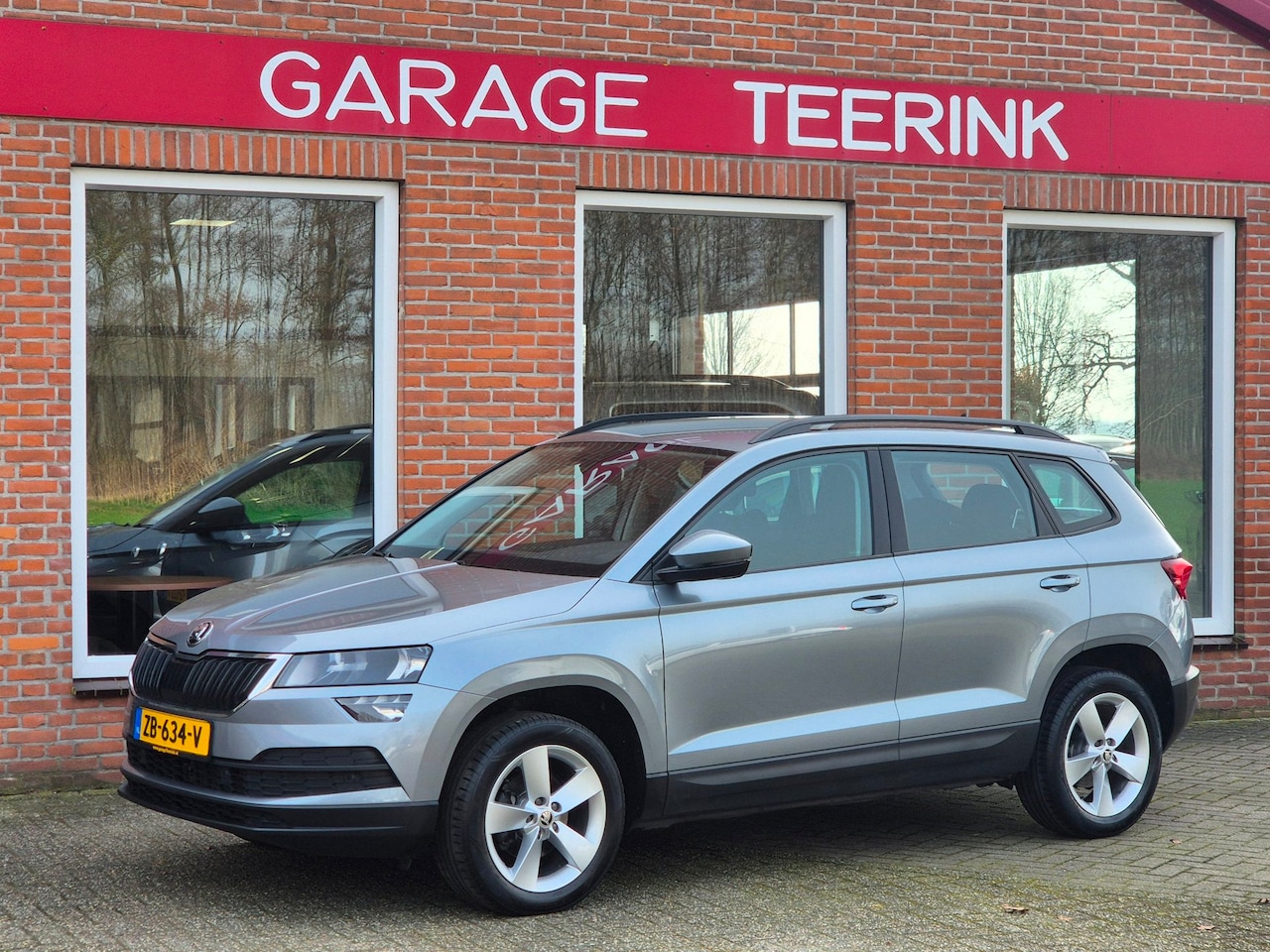 Skoda Karoq - 1.0 TSI Ambition Business 116PK 5drs clima, cruise, navi, pdc, trekhaak, carplay - AutoWereld.nl
