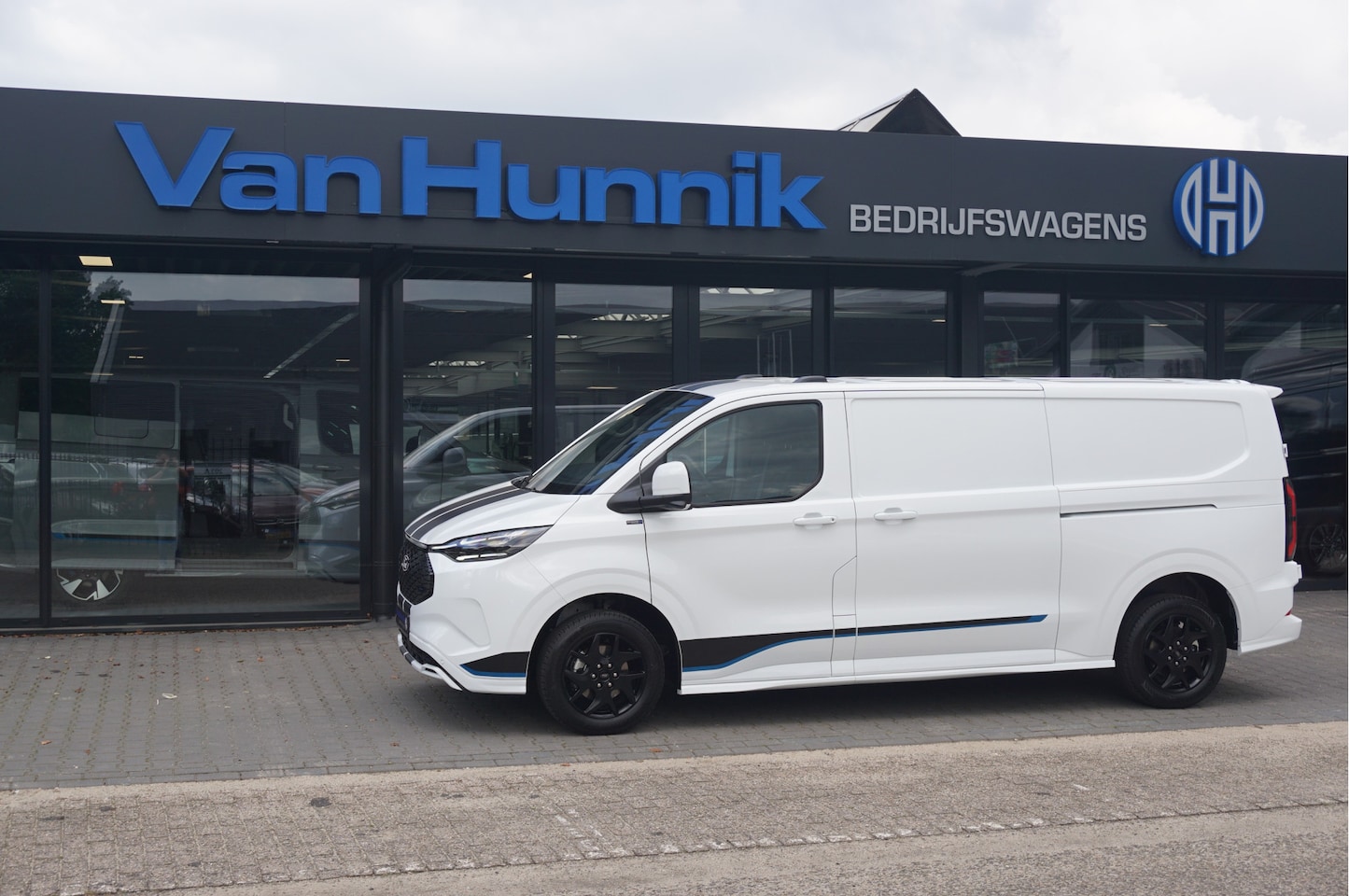 Ford Transit Custom - 340L 218PK 71KWH Sport AUT Elektrisch Apple CP/Android A, Cam, 17" LM, 2x Schuifdeur!! NR. - AutoWereld.nl