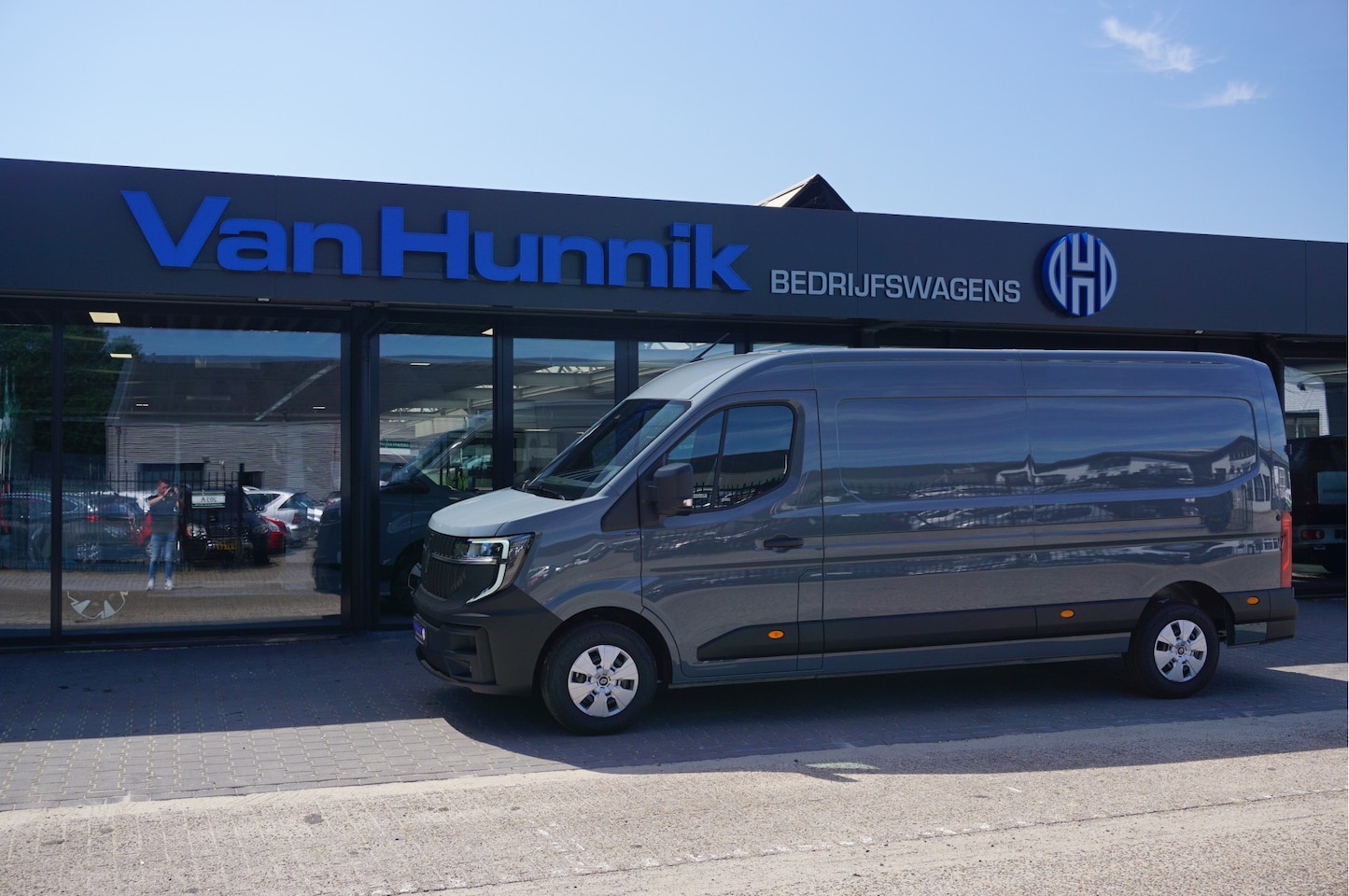 Renault Master E-Tech - T35 L3H2 Extra Long range 87 kWh AUT Airco, Navi, Leder, Betimmering, Trekhaak NR. T02* - AutoWereld.nl