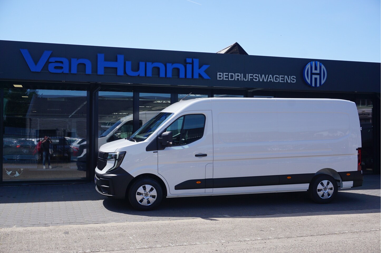 Renault Master E-Tech - T35 L3H2 Extra Long range 87 kWh AUT Airco, Navi, Leder, Betimmering NR. T03* - AutoWereld.nl