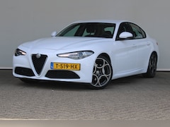 Alfa Romeo Giulia - 2.0T | 19` lichtmetalen velgen | Climate control | Keyless start | Cruise control