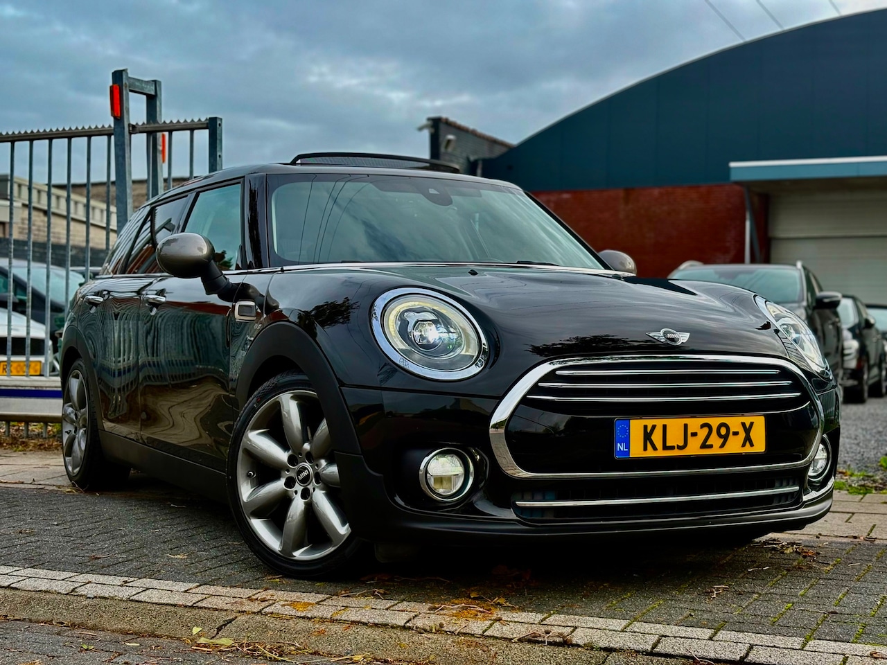 MINI Clubman - 1.5 Cooper Chili Business Plus | Panoramadak | LED | Lederen bekleding | Stoelverwarming | - AutoWereld.nl