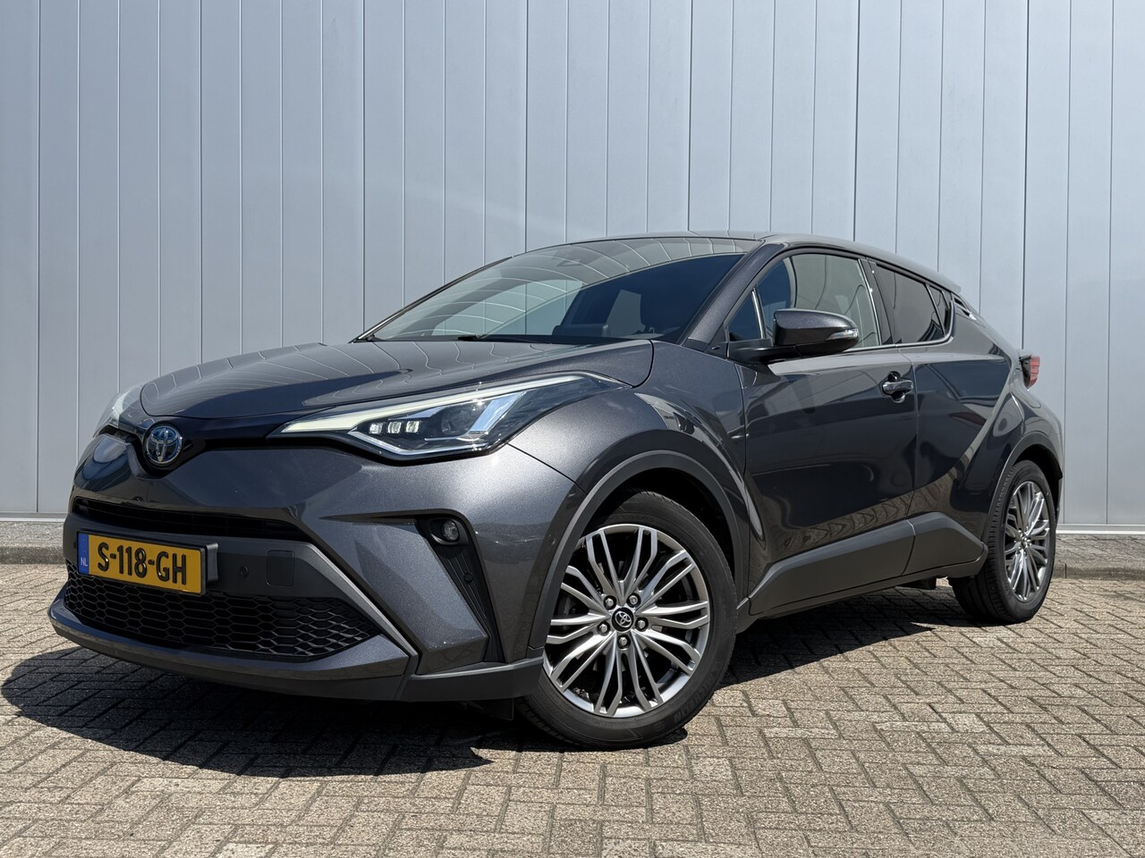 Toyota C-HR - 1.8 Hybrid Executive Stoel/Stuur Verwarming Dodehoek en Parkeer Sensoren Carplay - AutoWereld.nl