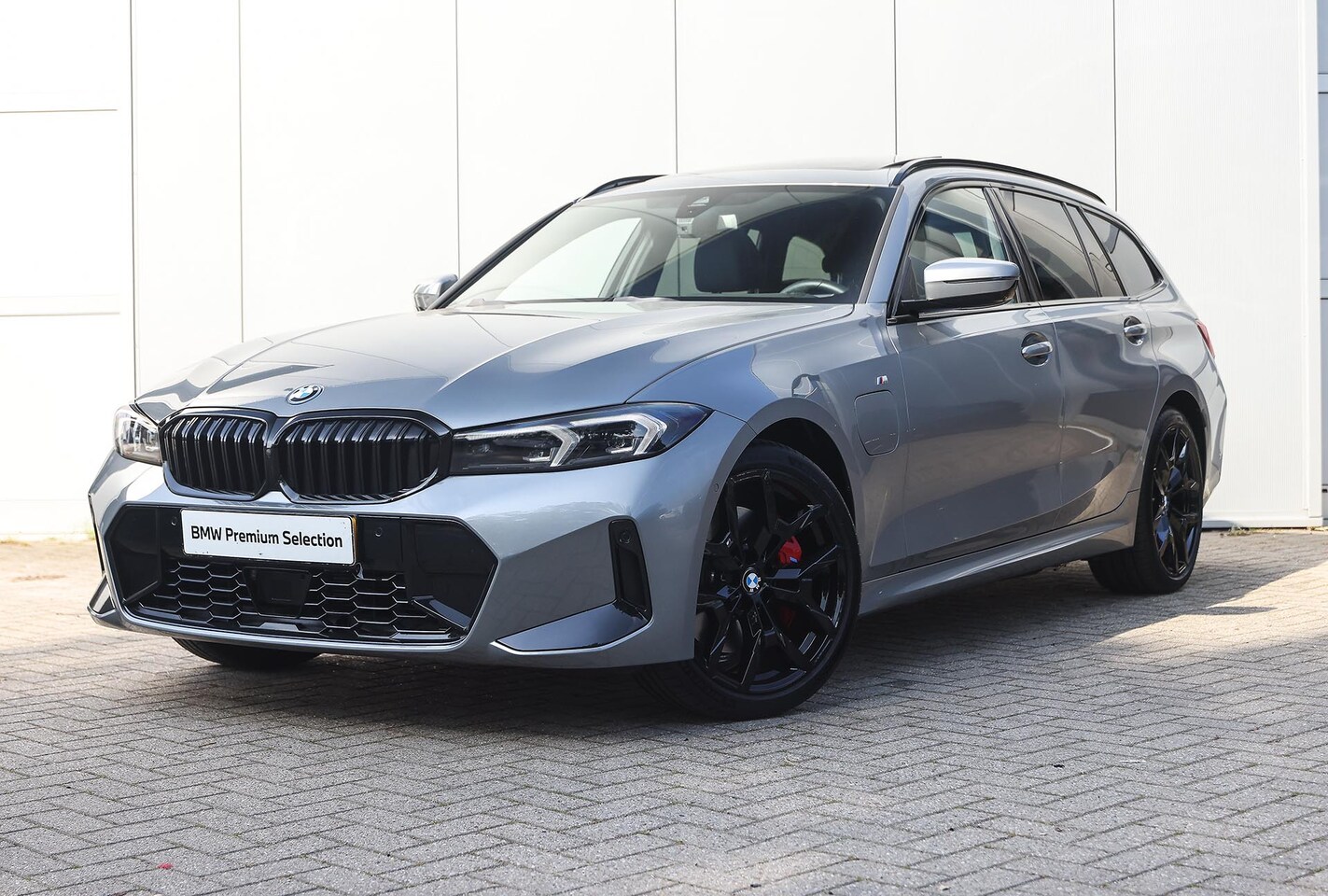 BMW 3-serie Touring - 330e M Sport Automaat / Trekhaak / Panoramadak / Sportstoelen / Comfort Access / Adaptieve - AutoWereld.nl