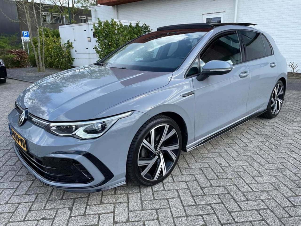 Volkswagen Golf - 1.5 eTSI 3x R-Line Pano automaat nardo grey 190 PK - AutoWereld.nl
