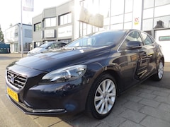 Volvo V40 - 2.0 T3 Momentum half leder , airco ecc , bots herkenning etc