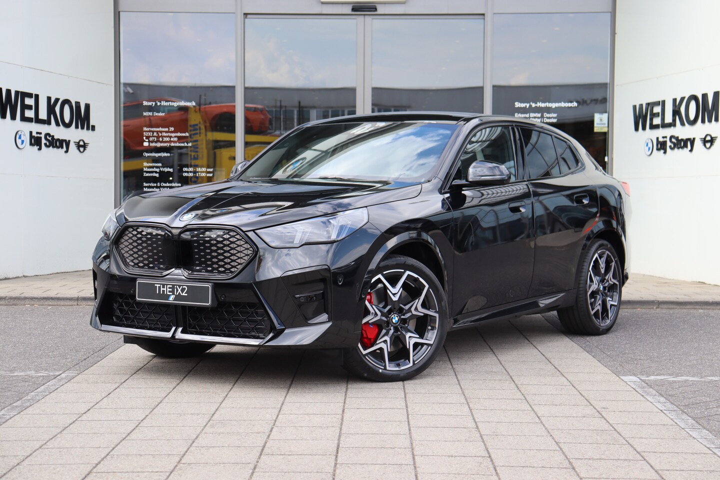 BMW iX2 - eDrive20 M Sport / Panoramadak / Trekhaak / Sportstoelen / Head-Up / M Adaptief onderstel - AutoWereld.nl