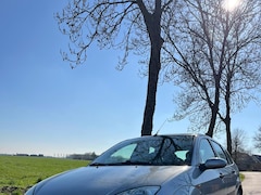Ford Focus - 1.6-16V Futura airco / trekhaak / leren bekleding