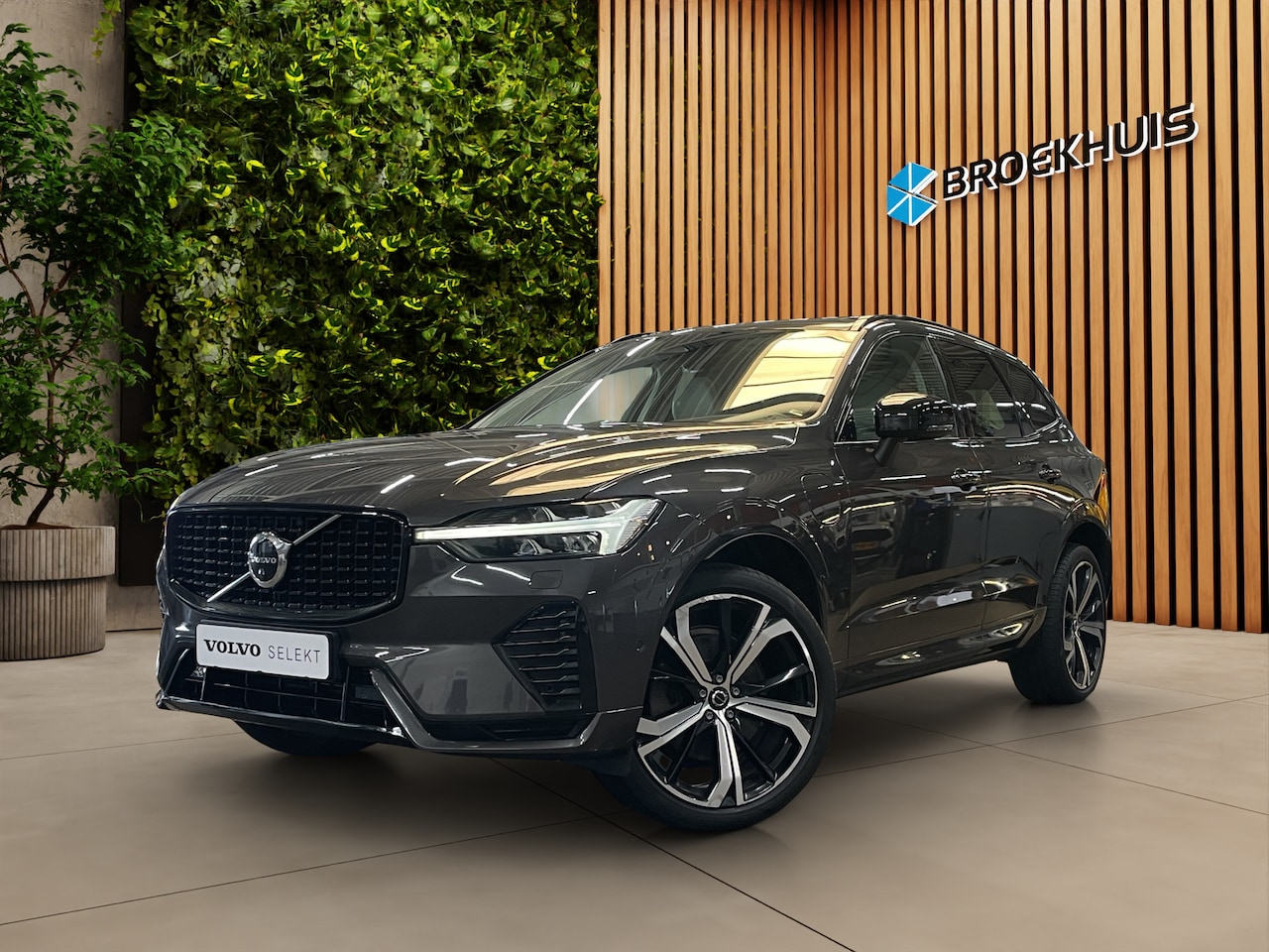 Volvo XC60 - 2.0 T8 Plug-in hybrid AWD Ultra Dark | Massage/Ventilatie | Trekhaak | 360 Cam | Pano | Me - AutoWereld.nl