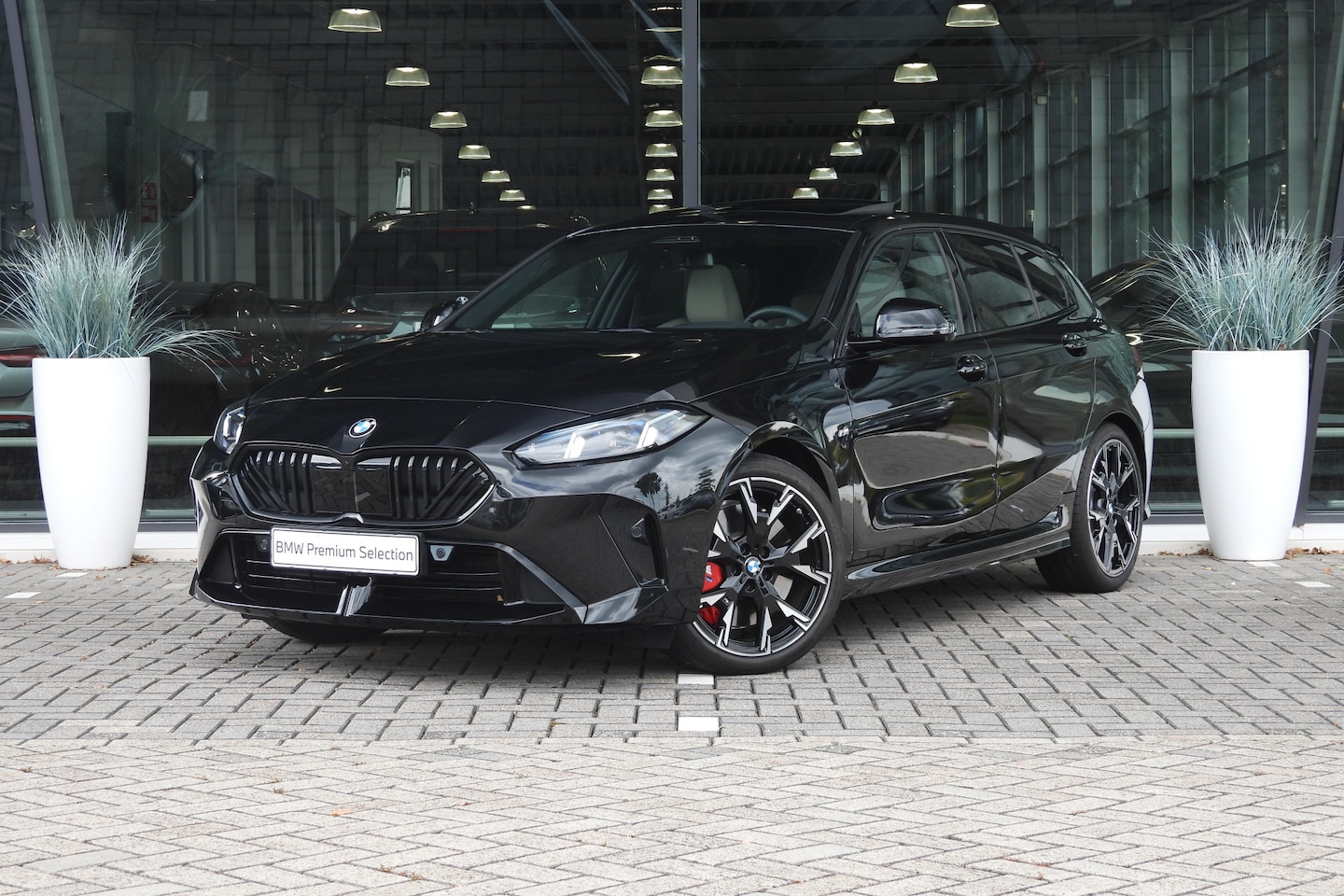 BMW 1-serie - 120 M Sport Automaat / Panoramadak / Sportstoelen / Comfort Access / Achteruitrijcamera / - AutoWereld.nl