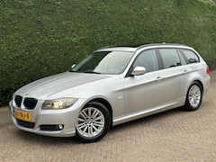 BMW 3-serie Touring - 318i High Executive /AUTOMAAT/PANO/XENON/NAVI/RIJDTGOED/