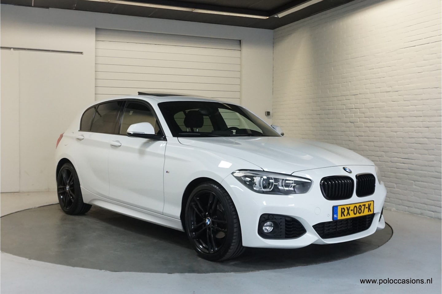 BMW 1-serie - 118i M-Pakket | Automaat | Schuif/kantel | Carplay - AutoWereld.nl