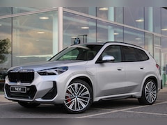 BMW X1 - xDrive30e M Sport Automaat / Panoramadak / Trekhaak / Sportstoelen / M Adaptief onderstel