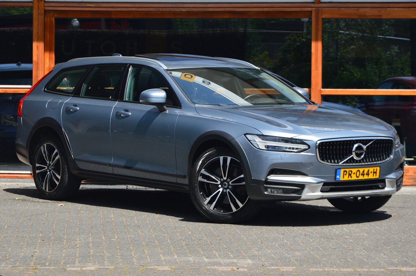 Volvo V90 Cross Country - T5 AWD | Luchtvering | Panoramadak | Trekhaak 2400KG | Stoelverwarming | Leer | Apple CarP - AutoWereld.nl