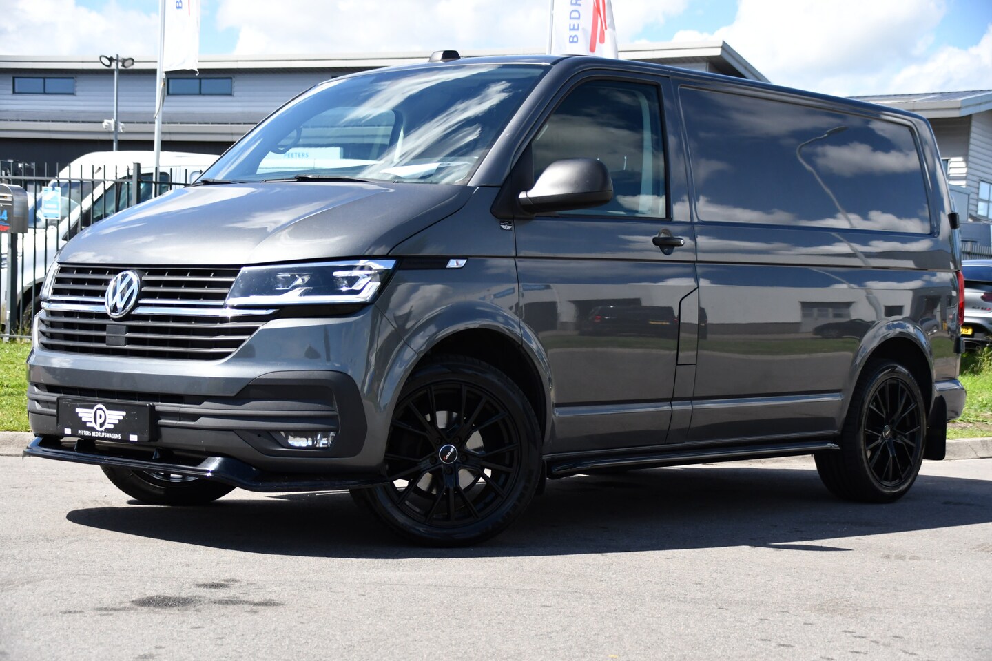 Volkswagen Transporter - 2.0 TDI L1H1 30 Bulli Edition Adaptieve Cruise, Camera, Carplay, LED, Stoelverwarming, Sta - AutoWereld.nl