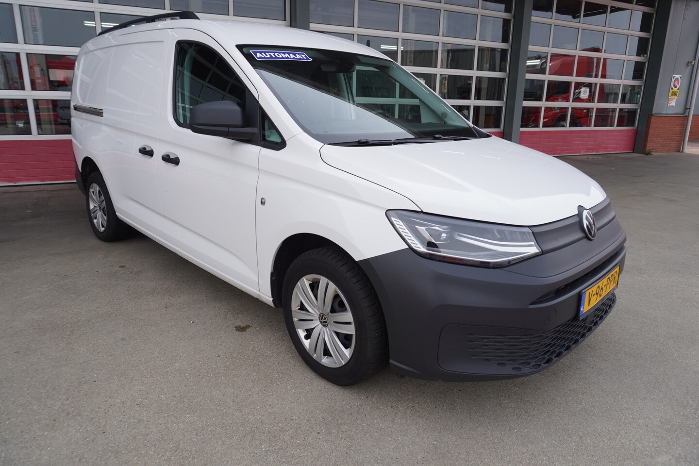 Volkswagen Caddy Cargo Maxi - 2.0 TDI 123PK Automaat nr. V158 | Airco | Cruise | Navi | Trekhaak - AutoWereld.nl