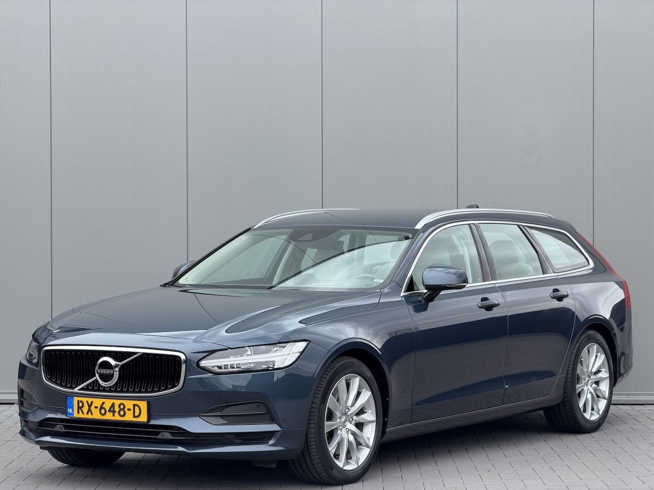 Volvo V90 - 2.0 T5 90th Anniversary Edition | Leder | Keyless | Adaptive Cruise | Wegkl. Trekhaak - AutoWereld.nl