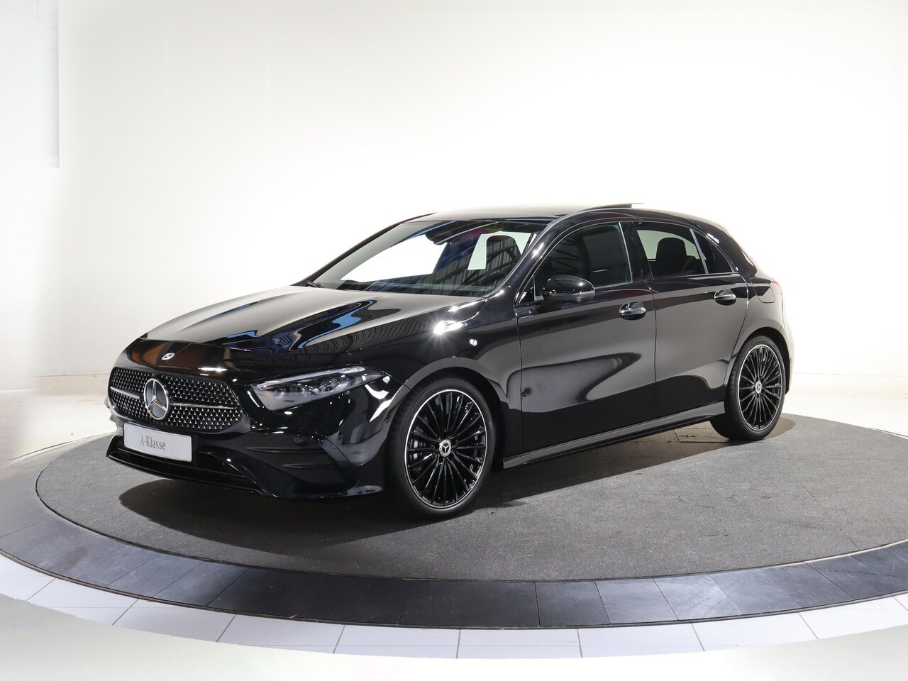 Mercedes-Benz A-klasse - 180 Business Solution AMG | Panoramaschuifdak | Premium Plus | 19”AMG-velgen | Head-up dis - AutoWereld.nl