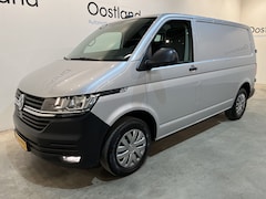 Volkswagen Transporter - 2.0 TDI L1H1 150 PK Automaat / Airco / Cruise Control / CarPlay / PDC / Navigatie / 3-Zits