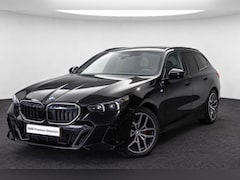 BMW 5-serie Touring - 520i M Sport Automaat / Trekhaak / Panoramadak / Comfortstoelen / Comfort Access / Achteru