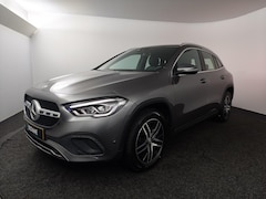 Mercedes-Benz GLA-Klasse - 180 Business Solution | Lederen bekleding | Camera | LED verlichting | Stoelverwarming |