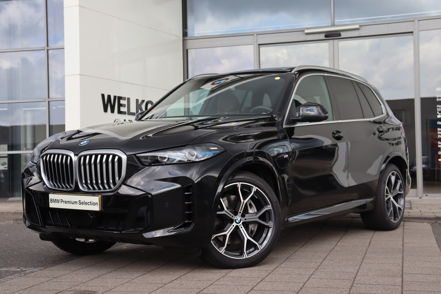 BMW X5 - xDrive50e M Sport Automaat / Panoramadak Sky Lounge / Trekhaak / Sportstoelen / Parking As - AutoWereld.nl