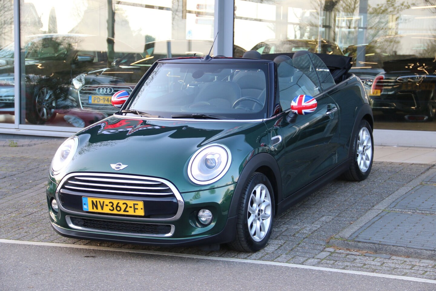 MINI Cabrio - Mini 1.5 Cooper Serious Business DEALER OND. NL AUTO NAP! - AutoWereld.nl