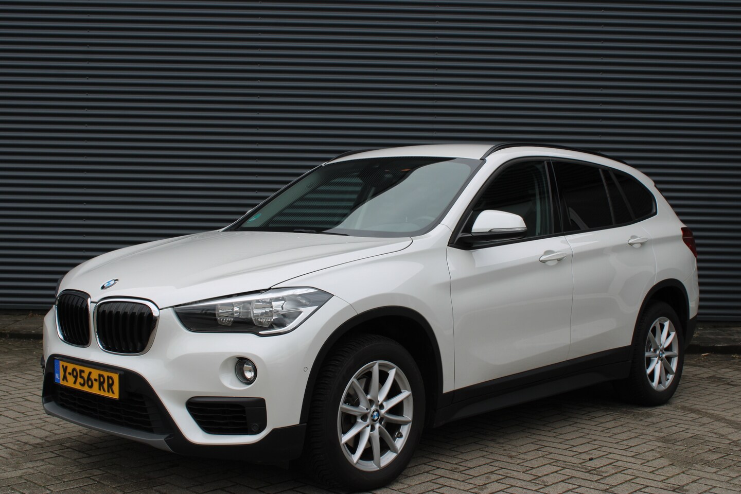 BMW X1 - sDrive18i Executive Navigatie Wit-Metallic PDC - AutoWereld.nl