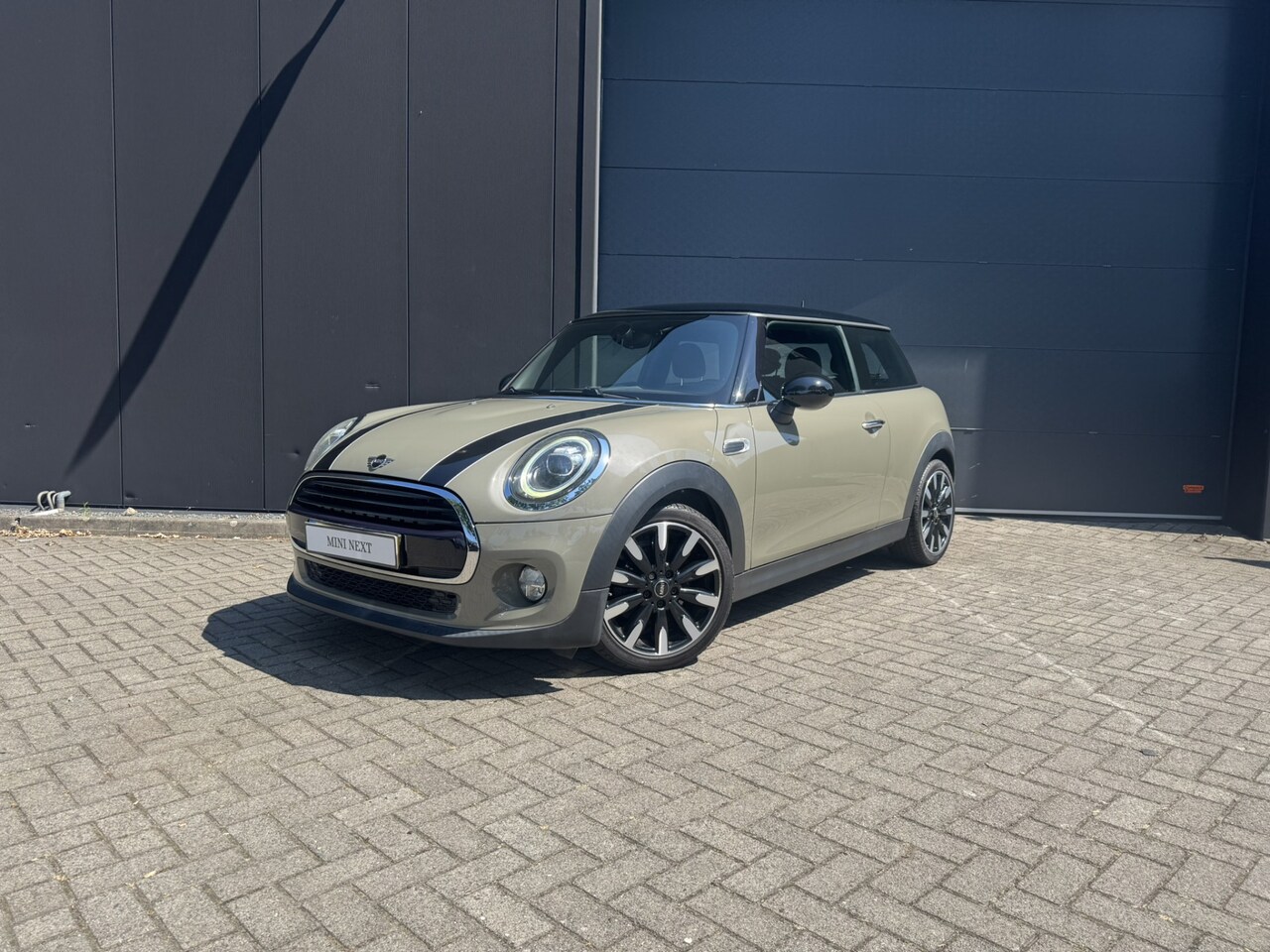 MINI 3-Deurs - 1.5 Cooper Pepper | Comfort Acces | Navigatie | Apple Carplay | Parkeersensoren Achter | E - AutoWereld.nl