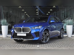 BMW iX2 - eDrive20 M Sport / Panoramadak / Sportstoelen / Parking Assistant Plus / Adaptieve LED / H